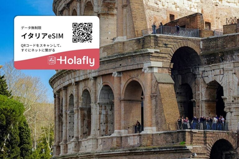 コロッセオの外観とオラフライのイタリアeSIMのQRコード