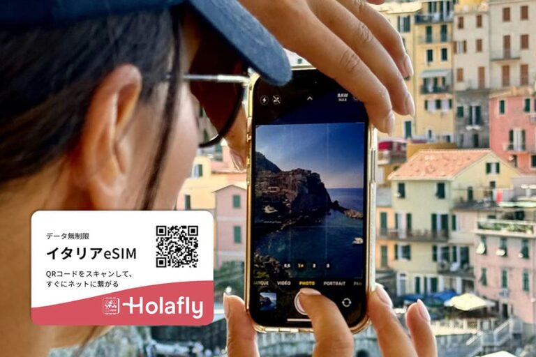 イタリアの街並みをスマホで撮影する女性とHolaflyのイタリアeSIMのQRコード