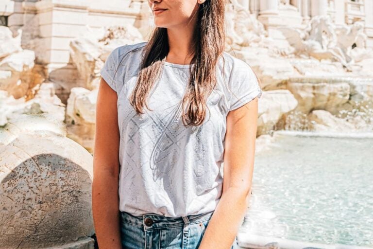 夏のイタリアで涼しげなTシャツにジーンズを着た女性の写真