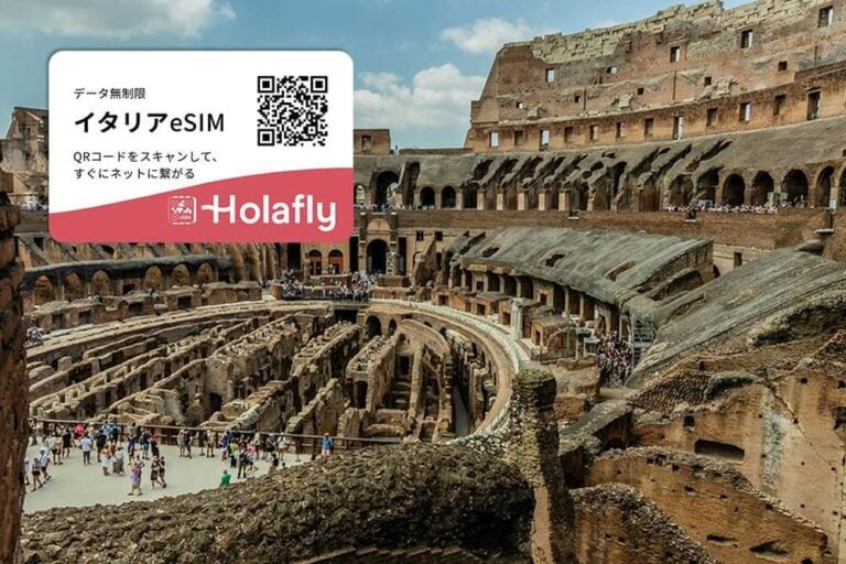 複数の観光客がコロッセオのアリーナ部分を訪れている写真。左上にHolaflyイタリアeSIMのQRコード。