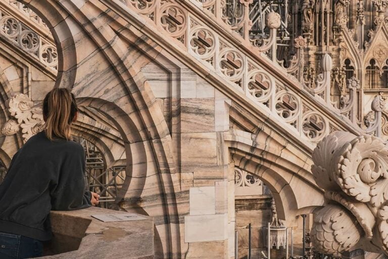 ミラノ大聖堂を眺める女性の後ろ姿の写真