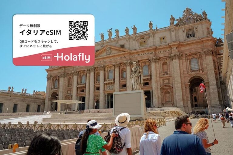 世界遺産バチカン市国を訪れている観光客。左上にHolaflyイタリアeSIMのQRコード。