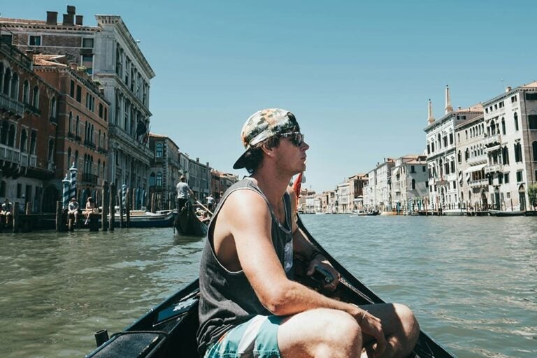 ベネチアのゴンドラに乗っている男性