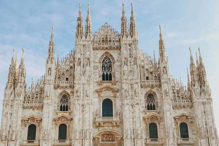 爽やかな冬空のもとミラノ大聖堂が中央に佇む画像