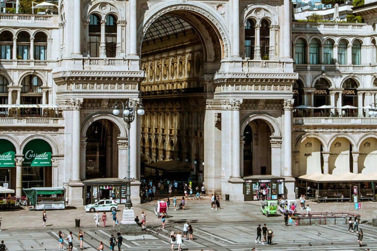 ミラノのヴィットリオ・エマヌエーレ2 世のガッレリアの外観と広場