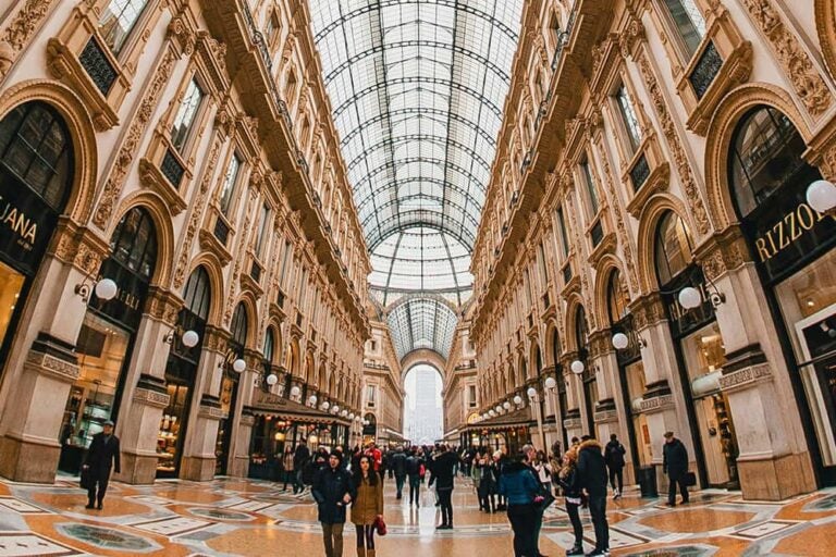 ミラノのヴィットリオ・エマヌエーレ2 世のガッレリアの内部の写真