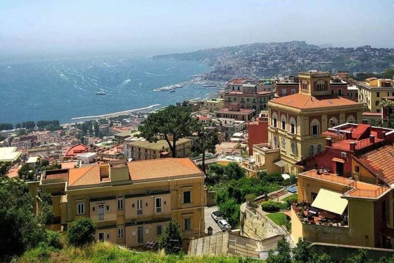 ナポリ湾とナポリの街並みが広がる写真