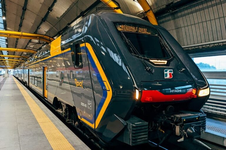 ローマから他の都市へ移動する電車の写真