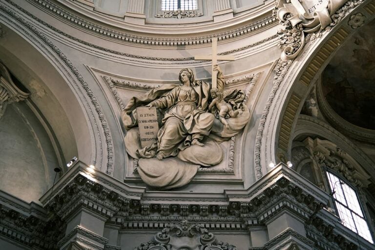 サンタ・マリア・デッラ・ヴィータ教会内部の美しい彫刻の写真