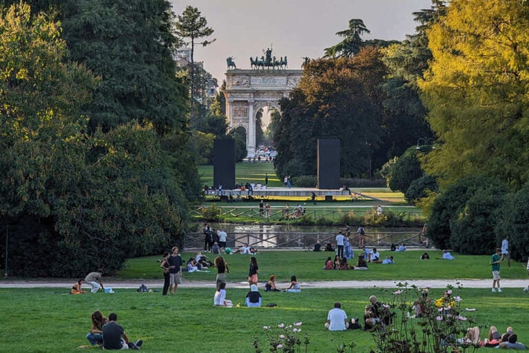 ミラノのセンピオーネ公園の広場