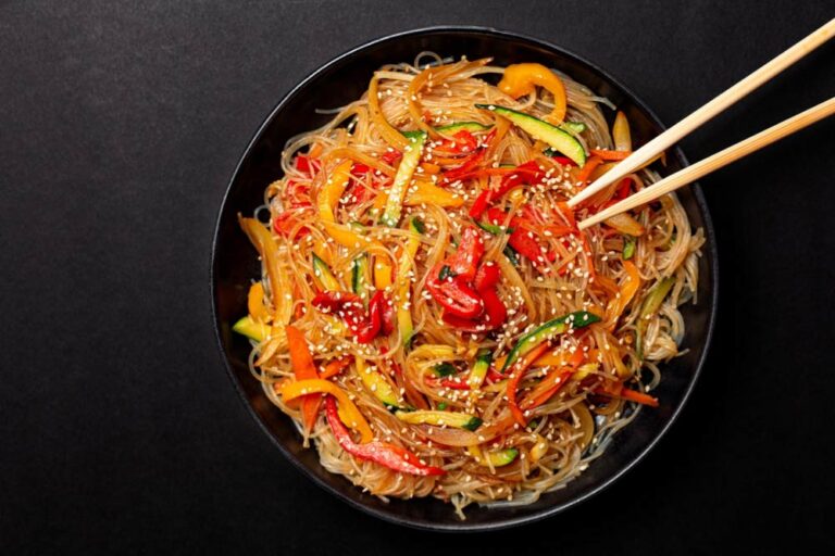 韓国の人気麺料理「ビビンタンミョン」。春雨のような透明な麺をピリ辛のコチュジャンソースで和え、シャキシャキの野菜と胡麻をトッピング。