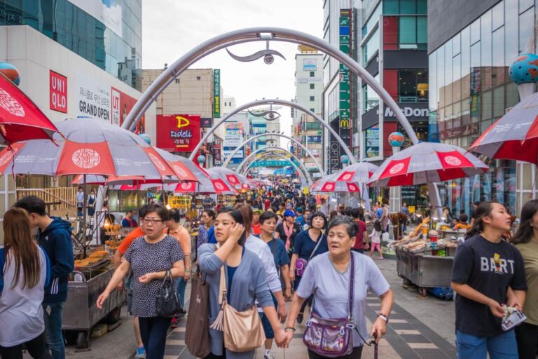 国・釜山の「BIFFスクエア」屋台街。赤いパラソルの下に広がる屋台では、韓国ならではのストリートフードが楽しめる。