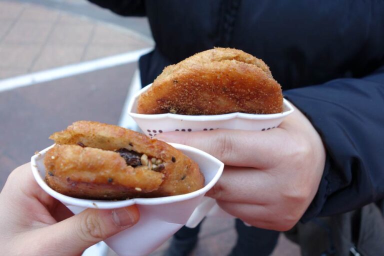 韓国の人気ストリートフード「ホットク」。外はカリッと香ばしく、中には黒糖、シナモン、ナッツがたっぷり詰まった甘い韓国風パンケーキ。