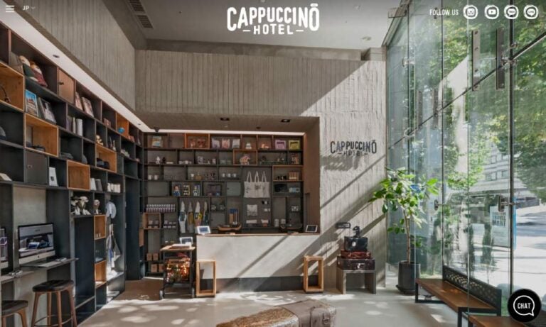 韓国・ソウルのカプチーノホテル（Cappuccino Hotel）のモダンなロビー。洗練されたデザインのインテリアと大きなガラス窓が特徴的で、ナチュラルな光が差し込む開放的な空間。