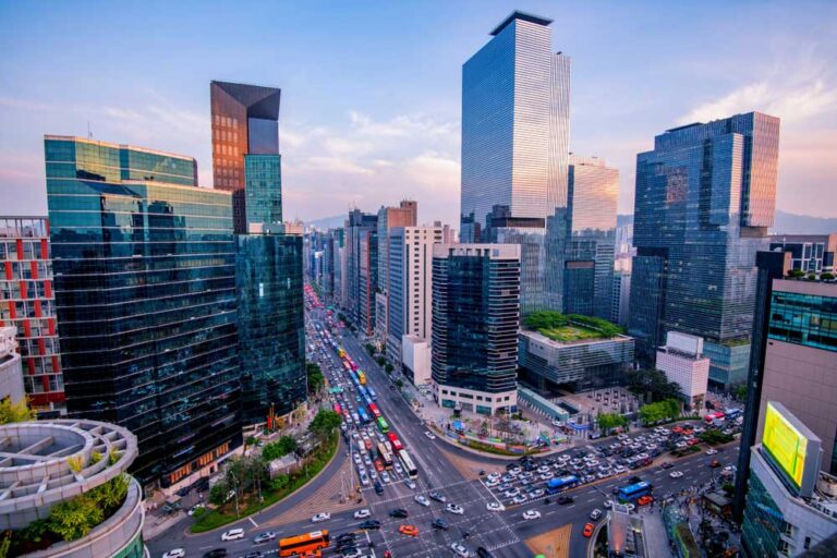 韓国・ソウルの江南（Gangnam）の高層ビル街の風景。モダンなオフィスビルや商業施設が並び、多くの企業が集まるビジネスの中心地。