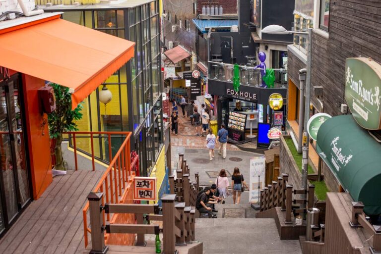 韓国・ソウルの梨泰院（Itaewon）エリアの活気ある通り。外国人に人気のバーやレストランが立ち並び、国際色豊かな雰囲気が漂う。