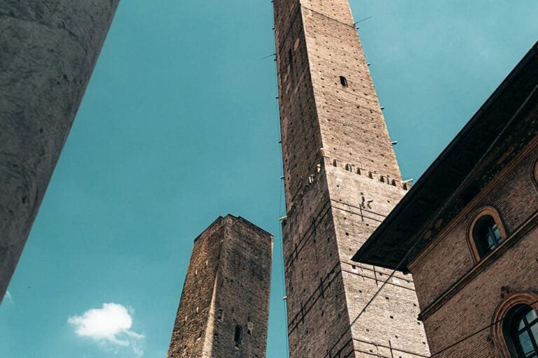 アシネッリ塔とガリセンダ塔の外観