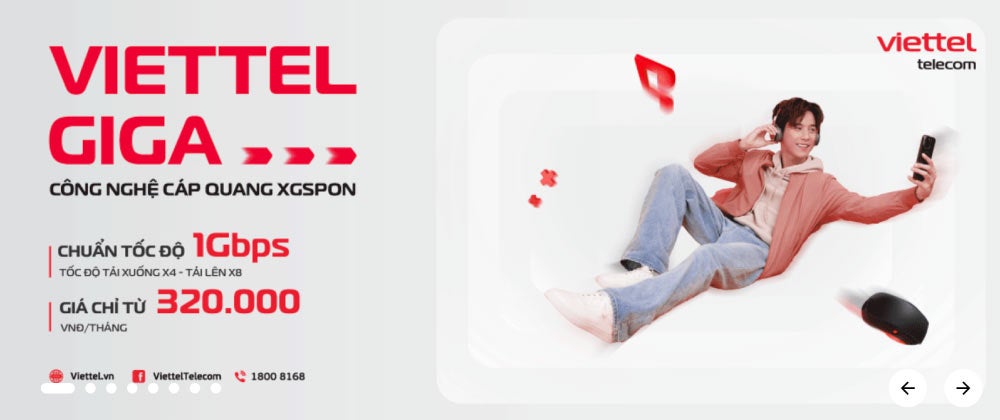 ベトナムのViettel Telecomが1Gbps光回線プランを宣伝する広告バナー。ヘッドホンをつけた若者がスマホを持ちながらくつろいでいる様子。