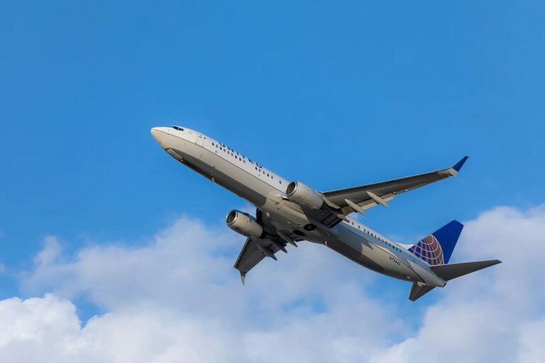 青空を飛ぶ旅客機の写真。6月の海外旅行前に確認したい注意点を象徴するイメージカット