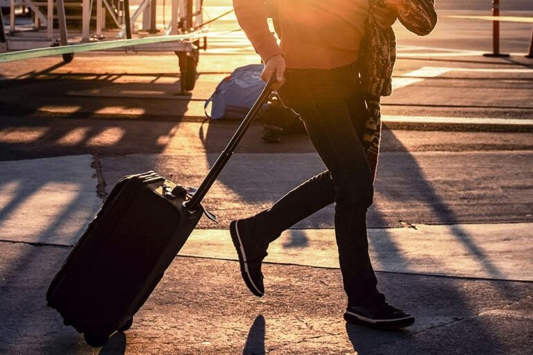 キャリーケースを持って移動している男性