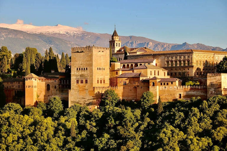 夕陽に照らされるアルハンブラ宮殿の外観