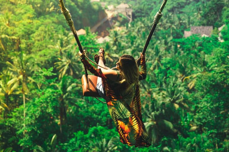 6月のバリ島でジャングルを背に巨大ブランコを楽しむ女性のアクティビティ体験写真