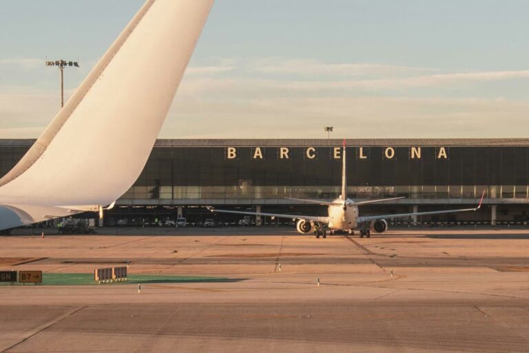 バルセロナ・エル・プラット空港の外観と2機の旅客機