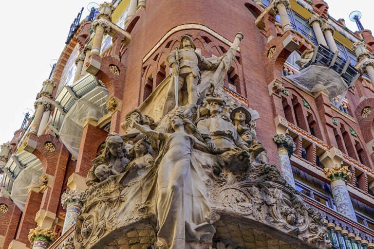 カタルーニャ音楽堂の赤レンガ造りの外観とサン・ジョルディの彫刻の写真