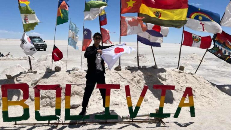 ボリビア・ウユニ塩湖に設置された世界各国の国旗と「BOLIVIA」の文字。