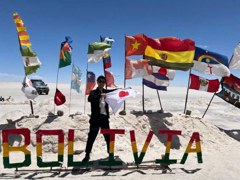 ボリビア・ウユニ塩湖に設置された世界各国の国旗と「BOLIVIA」の文字。