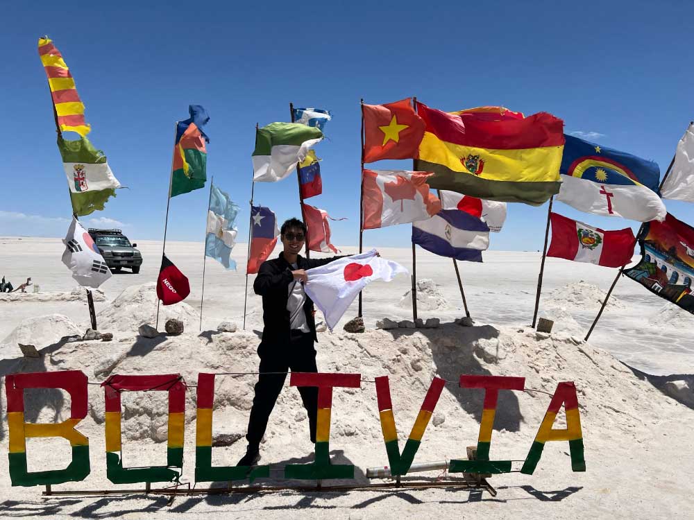 ボリビア・ウユニ塩湖に設置された世界各国の国旗と「BOLIVIA」の文字。
