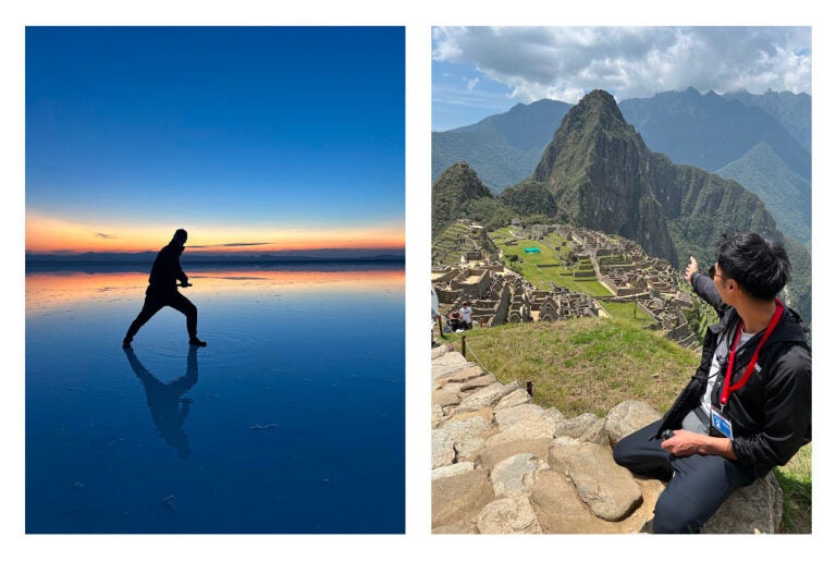 ボリビアのウユニ塩湖で夕暮れ時にシルエットとなって立つ人物と、ペルーのマチュピチュ遺跡を背景に指差している。