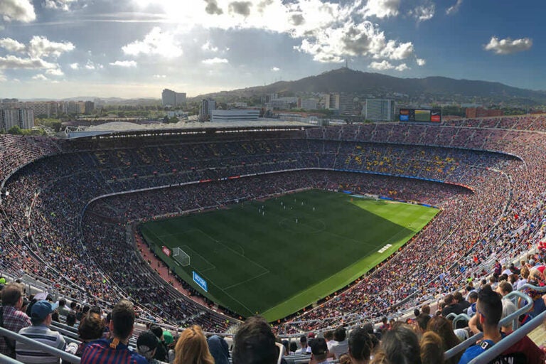 カンプ・ノウのサッカースタジアムと観客の写真