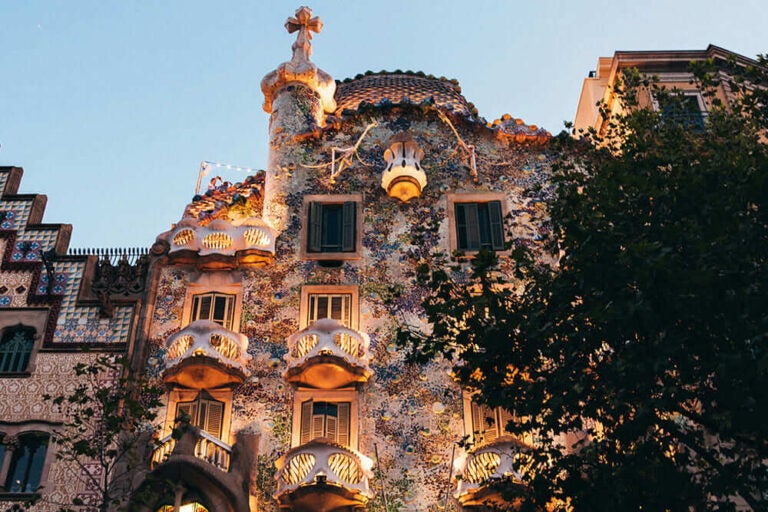 オレンジの明かりが灯るカサ・バトリョの外観