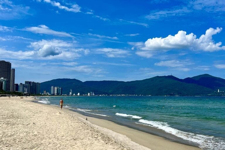 ベトナム・ダナンのミーケービーチを6月に訪れた際の穏やかな海岸風景。青空と白砂が広がるリゾート地の写真