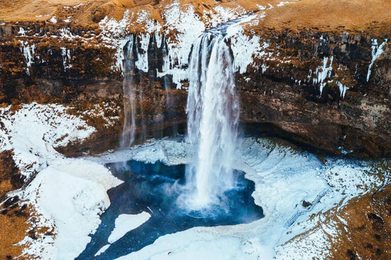 アイスランドのセリャランズフォス滝を上空から望む、6月の雄大な自然風景