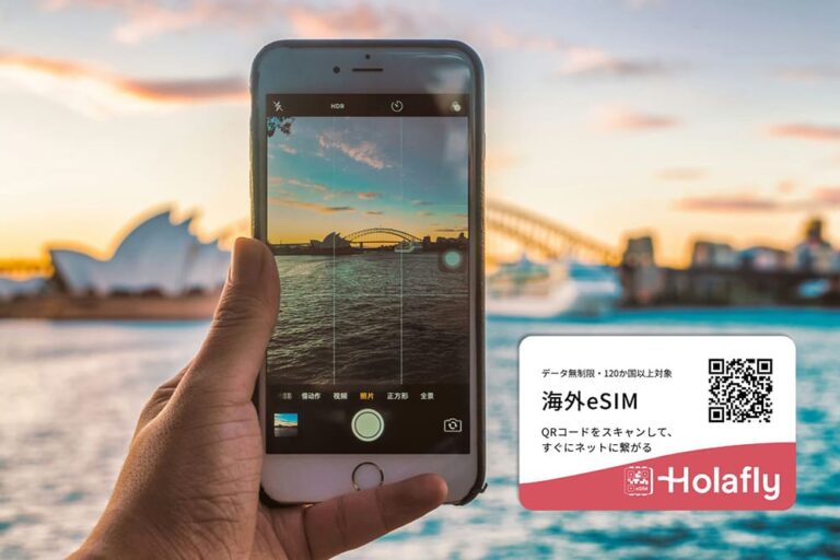 海外旅行先でスマートフォンを使って写真を撮る様子とHolaflyのeSIM案内。6月の海外旅行準備に便利な通信環境を象徴する画像