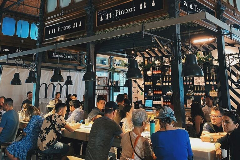 サン・ミゲル市場で食事を楽しむ人々の写真