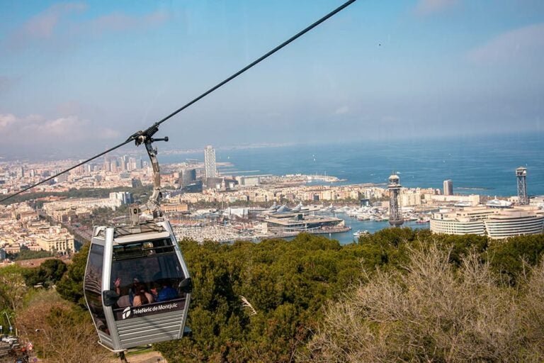 モンジュイックの丘を登るケーブルカー