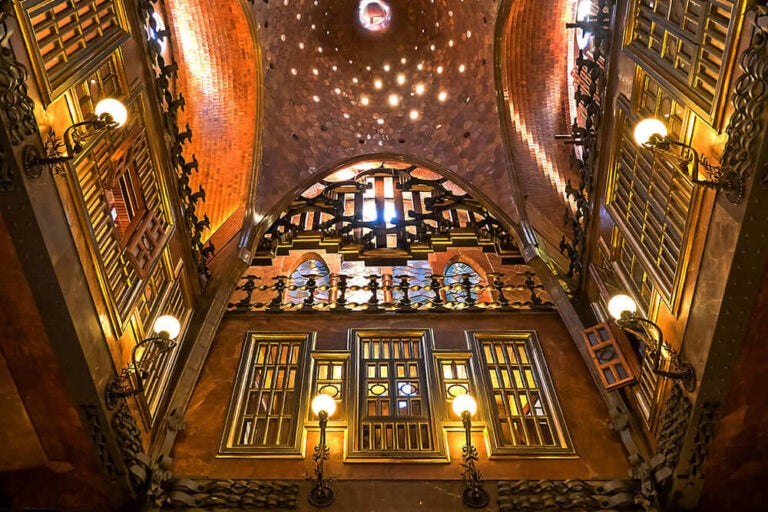 グエル邸の内観と天井