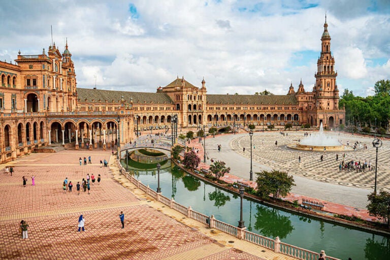 スペイン広場と訪れている観光客の写真