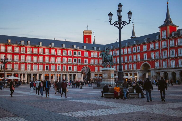 マヨール広場に集まる人々の写真