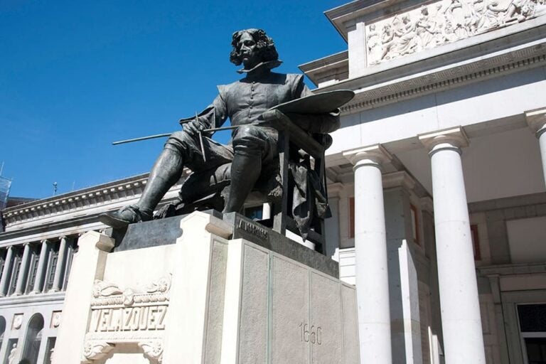 プラド美術館の外観と銅像の画像