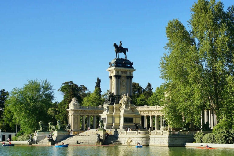 エル・レティーロ公園に訪れている人々の写真