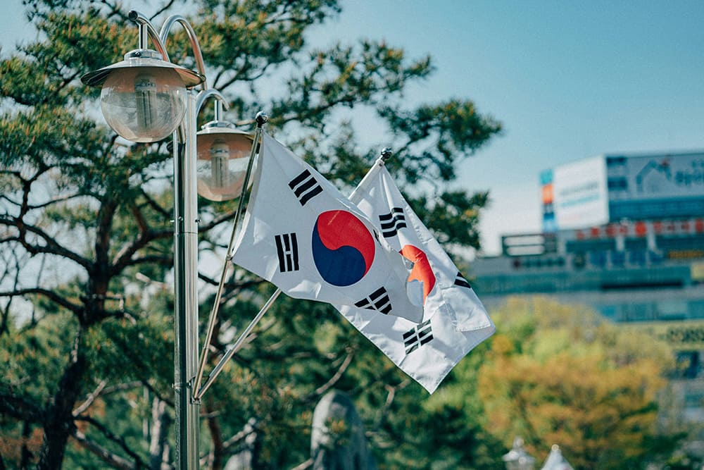韓国・ソウルの街中で風にたなびく太極旗の写真(6月の晴天の日に撮影)