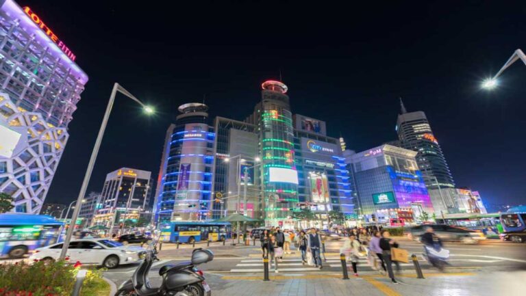 韓国・ソウルの東大門の夜景。ネオンが輝くショッピングモールやビルが立ち並び、多くの人々が行き交う活気あるエリア。