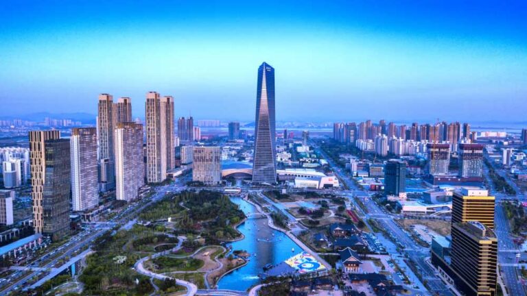 韓国・仁川の松島（ソンド）国際都市にあるセントラルパーク周辺の高層ビル群。未来的な都市景観が広がり、近代的な建築と自然が調和する人気の観光・ビジネスエリア。