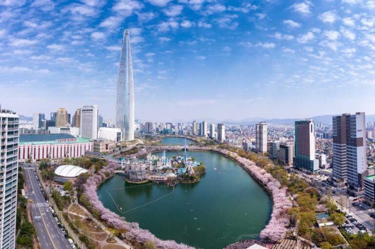 韓国・ソウルのロッテワールドと石村湖(ソクチョンホス)周辺の桜並木を空撮でとらえたパノラマビュー。