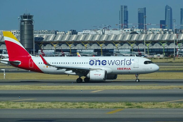 マドリードのバラハス空港で待機するイベリア航空機の写真