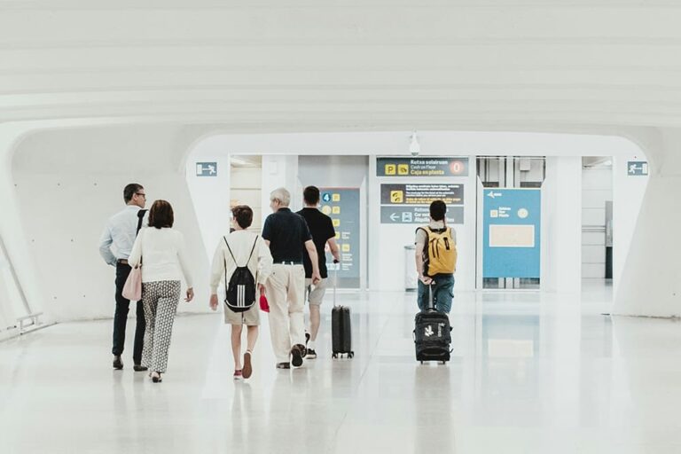 スペインのビルバオ空港内で搭乗ゲートに向かう旅行者の写真